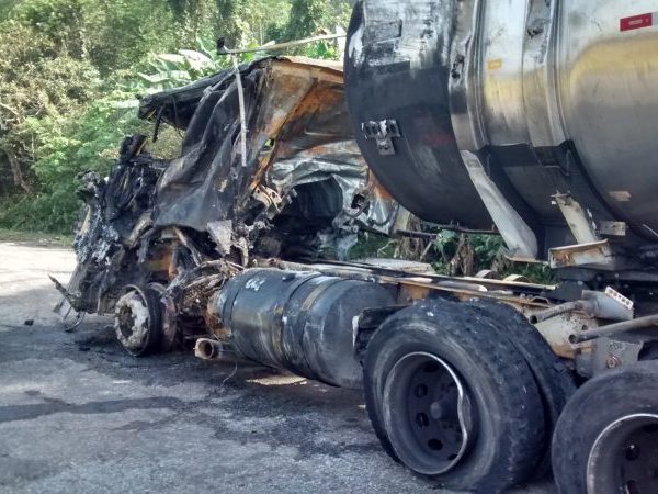 No momento você está vendo Técnicos da Agência Ambiental de Cubatão não detectam danos ambientais na região do acidente com caminhão de etanol