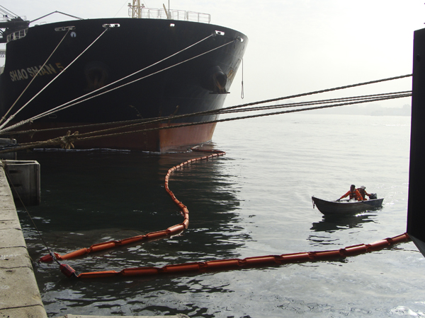 Leia mais sobre o artigo Responsáveis pelo vazamento de óleo do navio chinês no Porto de Santos são autuados