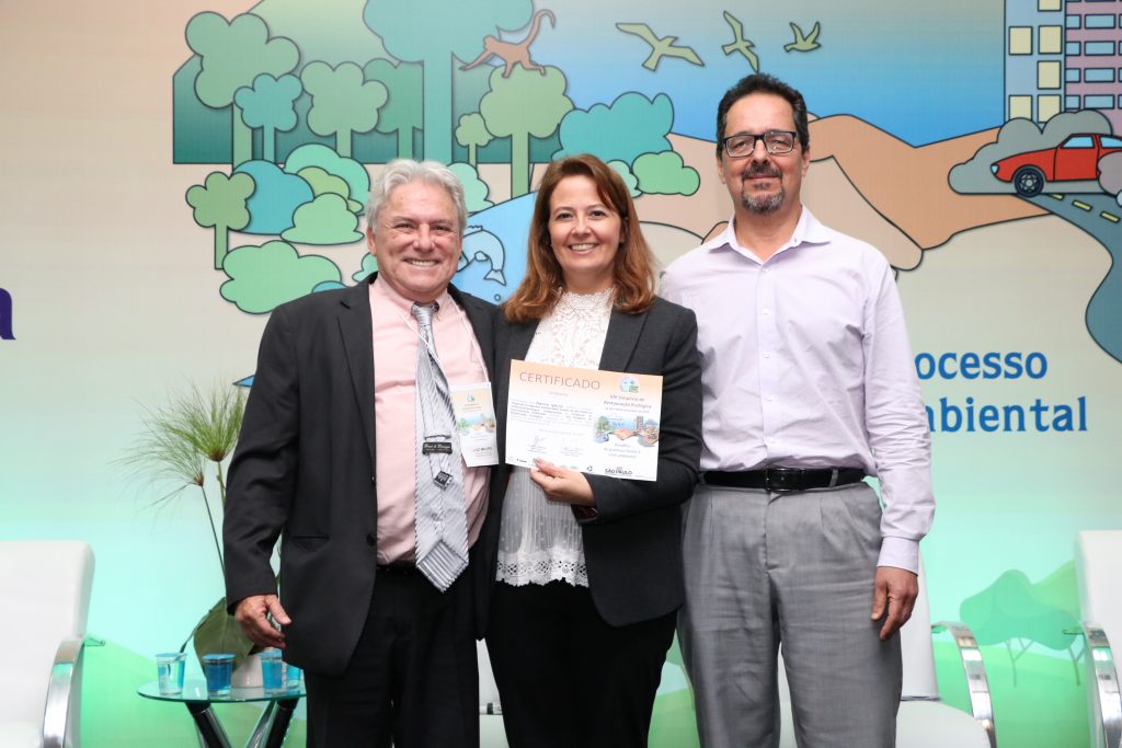 Patrícia Iglecias e Antonio Luiz Queiroz receberam certificado do diretor do IBt, Luiz Mauro