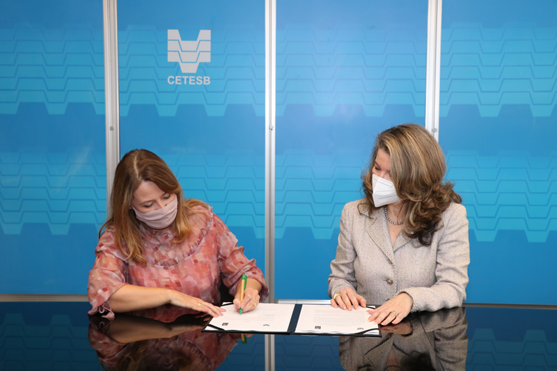 A presidente Patrícia Iglecias assina o memorando pela CETESB