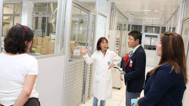 Aoki Issei e Christiane Hatano, da Jica, conhecem laboratório de Química Orgânica