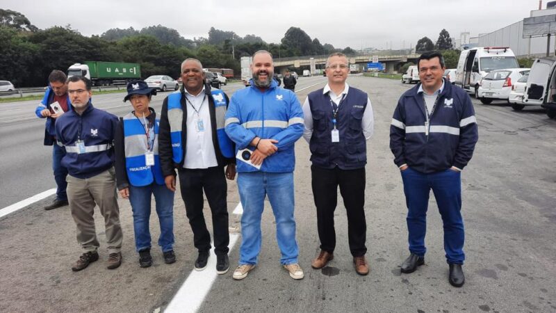 O diretor Adriano Arrepia de Queiroz, ao lado de funcionários, no ponto do Rodoanel