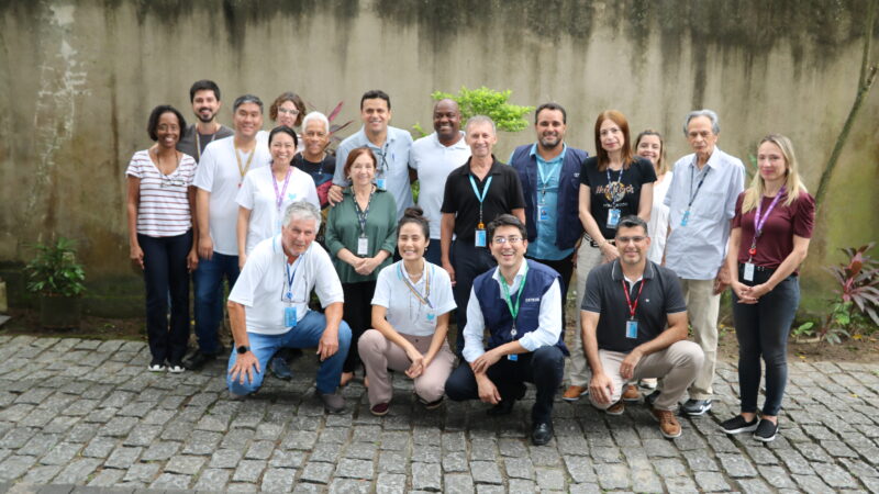 Presidente Thomaz Toledo Diretora Liv Nakashima e Funcionários da Agencia Ambiental e Laboratório de Cubatão